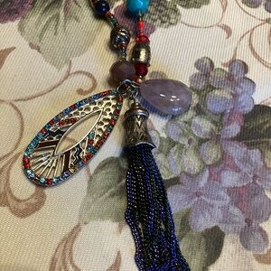 ARTISAN MADE 16” STONE, GLASS, AND SILVER BEADED NECKLACE.